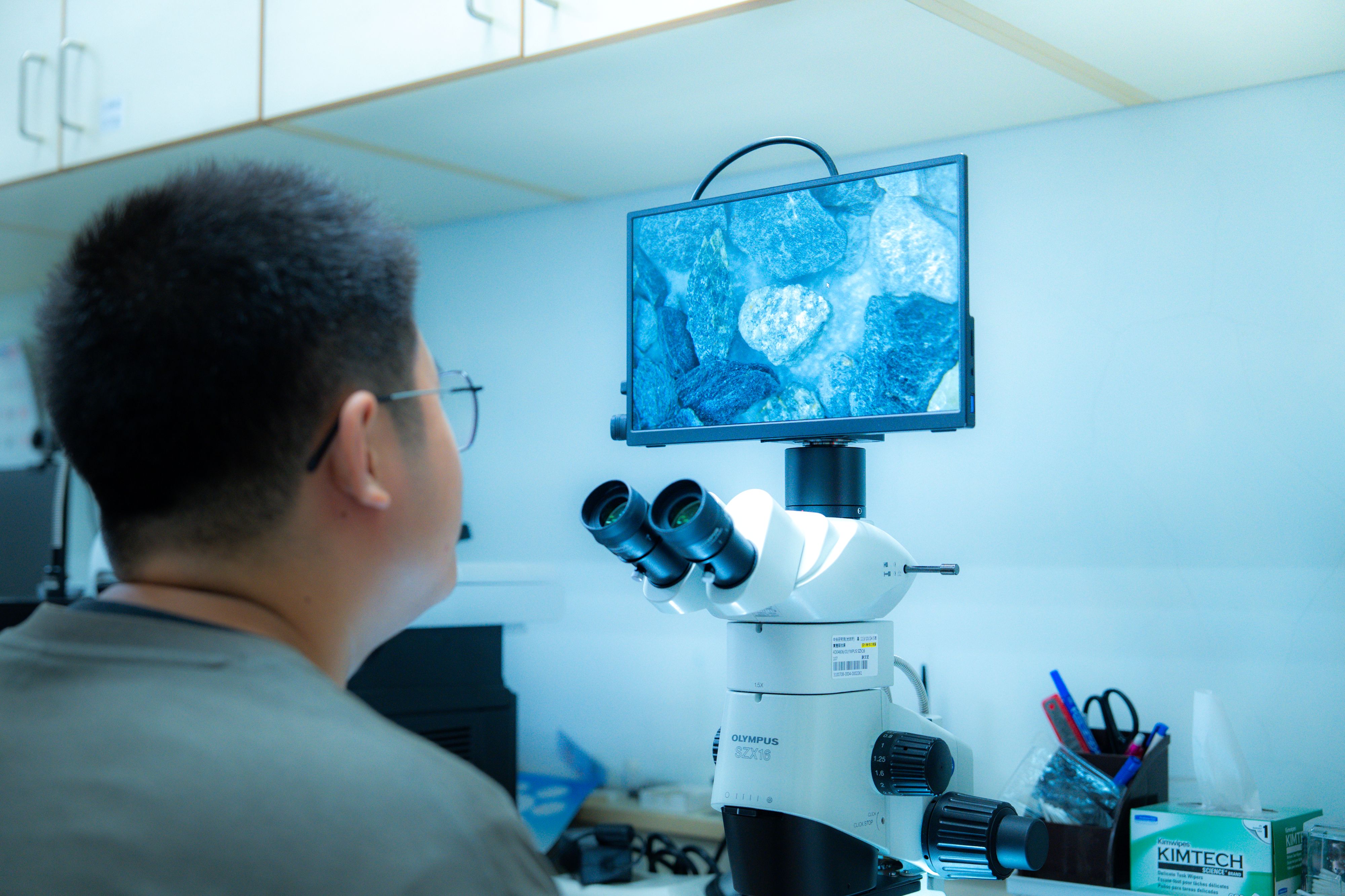 The research team used high-magnification microscopy to identify lithic clast types and mineral compositions. Photo credit: Academia Sinica.
